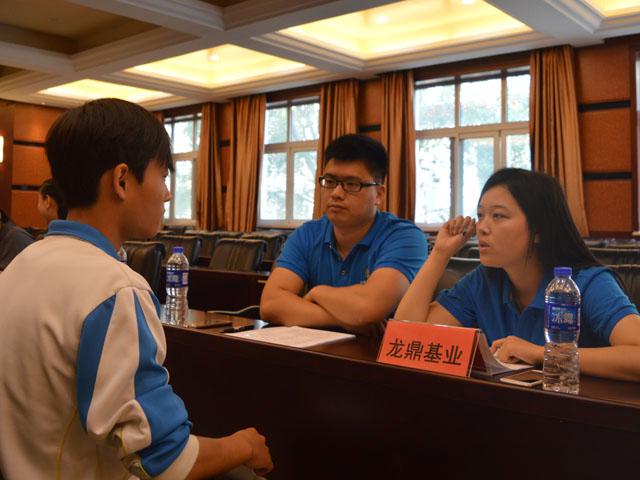 图三 同学与招聘人员交流.jpg 图三 同学与招聘人员交流.jpg