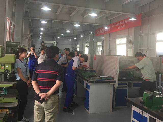 图1 学院领导参观钳工项目决赛_副本.jpg