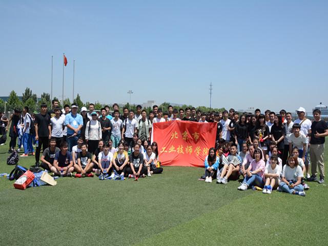 图一领队老师与参赛学生合影.jpg