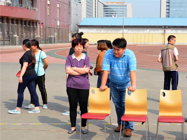 3学校领导观赛.jpg