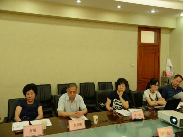 图1、专家听取报告.JPG