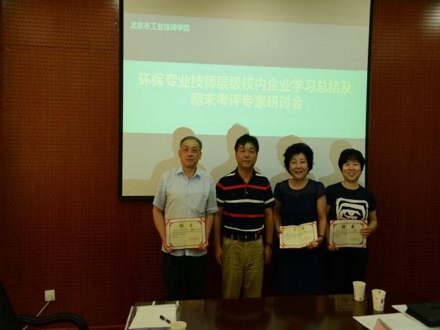图3.专家聘书发放.JPG