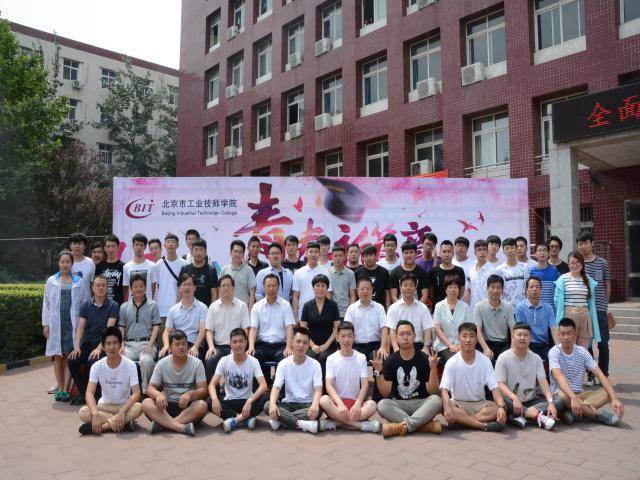 图二  学院领导与毕业生合影留念--1.jpg