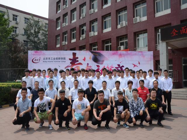 图三  学院领导与毕业生合影留念--2.jpg
