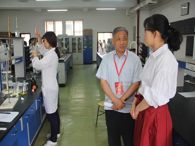图2.考评专家与专业教师交流.JPG