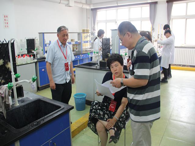 图3.专家与教师交流考评事宜.JPG