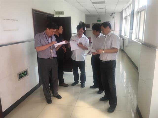 图一  校领导审核考试试卷.jpg