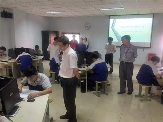 图二  校领导技师选拔考试进行监考.jpg