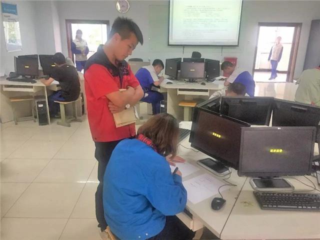图十   数控系学生会技师班王磊查看考生考试情况.jpg