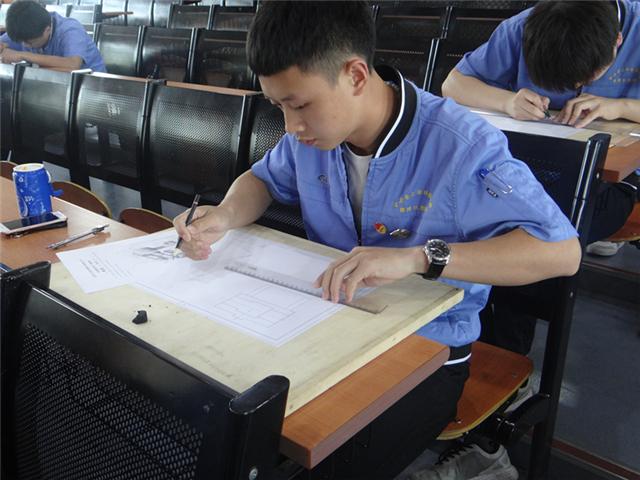图七  学生主视图基本成型.JPG