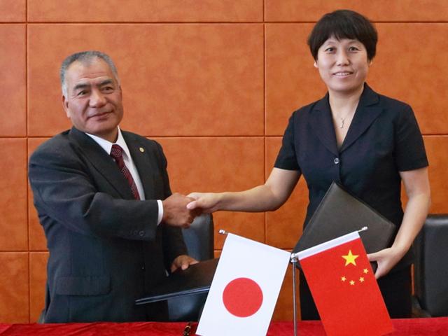 图2：签约仪式上亲切握手_副本.jpg