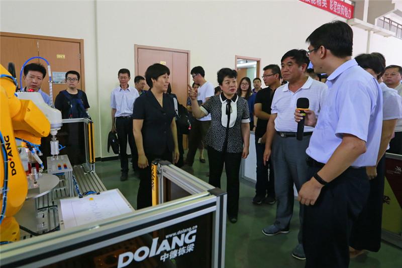 图12 领导观摩竞赛设备及场地.JPG