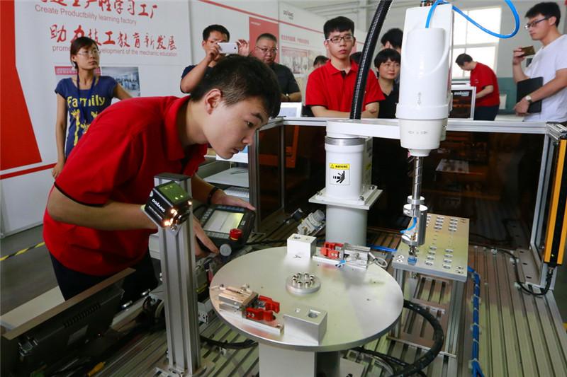 图13学院选手展示机器人操作.JPG