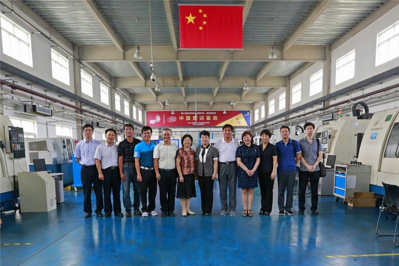 图15 领导观摩世界技能大赛数控中国集训基地.JPG