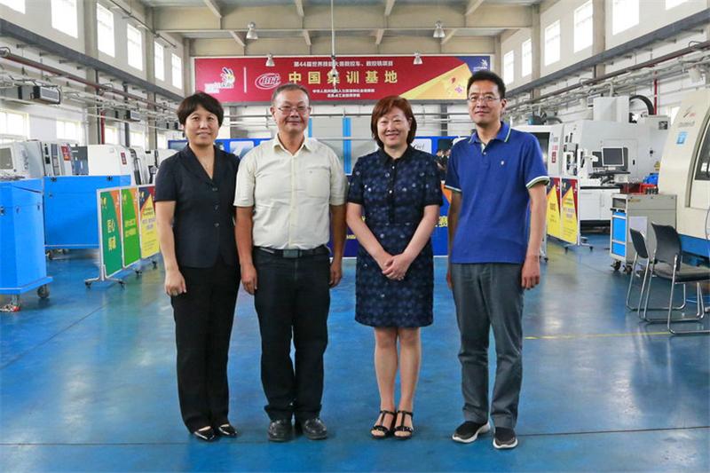 图3人社局领导与中华台北专家合影.JPG