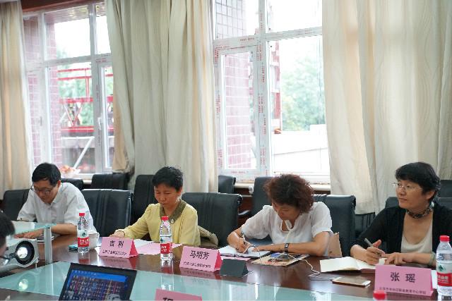 1、专家组成员听取开题汇报.jpg