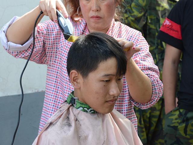 图七 军训学生理发_副本.jpg